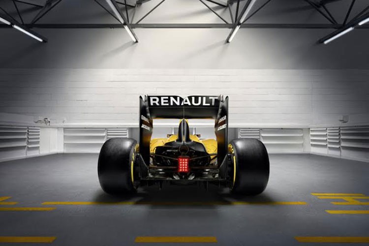 Sieu xe dua F1 Renault luot van mao hiem tren bien-Hinh-8